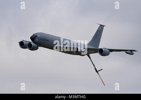 DAS Transportflugzeug DER US Air Force Boeing KC-135R Stratotanker-Tanker hat seinen Tankboom hinter sich. Mit Sitz bei RAF Mildenhall, Suffolk, Großbritannien Stockfoto