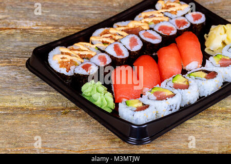 Rainbow Sushi Roll mit Lachs, Aal, Thunfisch, Avocado, Royal Garnelen, Frischkäse Philadelphia, Kaviar tobica, chuka. Menü Sushi japanische Küche Stockfoto