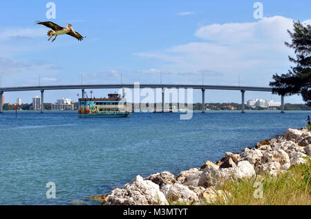 Touristen auf dem Calypso Queen genießen Sie eine Bootsfahrt auf dem Gulf Coast Stockfoto