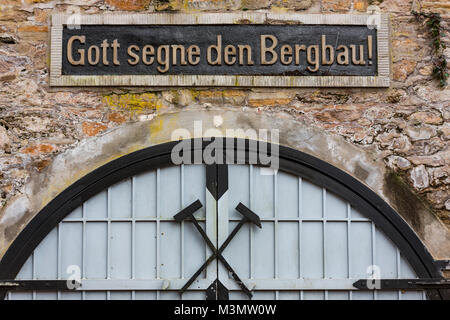 Mine, Gate, Kennzeichnung Gott segne den Bergbau, Gott, den Bergbau, das Besucherbergwerk Grube Fortuna, Solms, Deutschland segnen Stockfoto