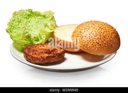 Hamburger, frische Brötchen Mit Sesam und Salat auf weiße Platte auf weißem Hintergrund. Beschneidungspfad enthalten Stockfoto