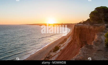 Schönen Strand von Falesia in Portugal von der Klippe bei Sonnenuntergang gesehen. Algarve, Portugal Stockfoto