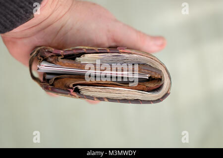 Februar 2018 - alte Leder Brieftasche gefüllt mit britischen Bargeld, so dass er nicht richtig schließen kann. Wallet wurde von Hand in Uganda aus Ziegenhaut hergestellt. Stockfoto