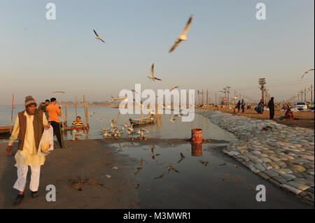 Anhänger feiern Maha Shivaratri am Zusammenfluss von Ganges und Yamuna Flüsse in Allahabad Stockfoto