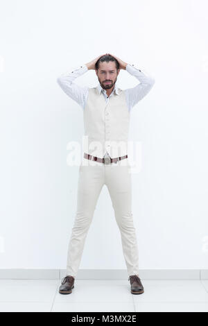 Mode Mann in die Kamera schaut, während sein Haar zur Festsetzung. Stockfoto