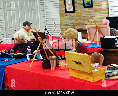 Rentner genießen Sie das Leben, indem Sie sich unter Malkurse und kreativ sein Im Trinity Kunst Gilde in Texas. Eine neue Herausforderung ist und Spaß macht, neue Freunde. Stockfoto