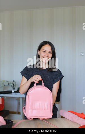 Blogger bei Video der Geschenke für die Teilnehmer. Stockfoto