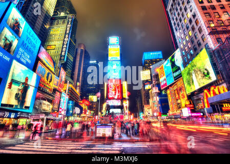 New York, Vereinigte Staaten - 14 April 2013: Time Square im Jahr 2015 getroffen Stockfoto