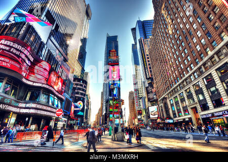 New York, Vereinigte Staaten - 14 April 2013: Time Square im Jahr 2015 getroffen Stockfoto