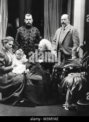 Victoria, Königin des Vereinigten Königreichs, Balmoral Castle in Schottland, mit ihrem Sohn Albert Edward, Prinz von Wales (rechts), und Zar Nikolaus II. von Russland (links). Auf der linken Seite sitzt Alexandra, Zarin von Russland, Holding ihr Töchterchen Großfürstin Olga. Stockfoto