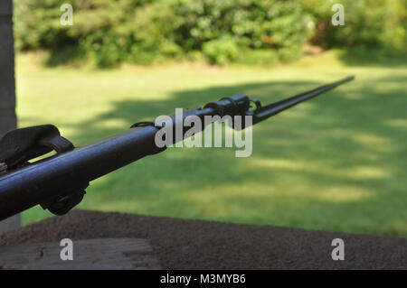 Mit dem Ziel, ein Mosin Nagant Gewehr Gewehr mit Bajonett befestigt Stockfoto