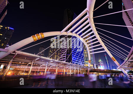 BANGKOK, THAILAND - 18. November 2017: Unbekannter Menschen gehen an Chong Nonsi Skywalk bei Nacht, Bangkok, Thailand Stockfoto