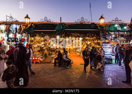 Marrakesch, Marokko - Januar 2018: Lokale Shop mit Lampen am Abend in Jemma El Fna Markt beleuchtet. Stockfoto