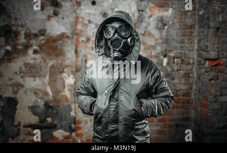 Stalker Soldat in Gasmaske, überlebender Mann nach einem Atomkrieg. Post-apokalyptischen Lifestyle, Doomsday, Horror von Strahlung Stockfoto