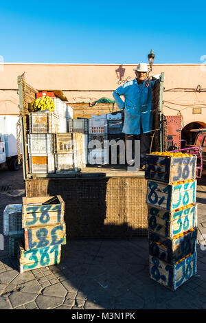 Marrakesch, Marokko - Januar 2018: Mann verkaufen Markt frisches Obst vom Lkw auf dem Marktplatz in Marrakesch, Marokko Stockfoto
