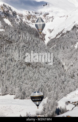 40Th International Hot Air Balloon Festival in Château-d'Oex - Ballone fliegen in den blauen Himmel über die Schweizer Bergwelt Stockfoto