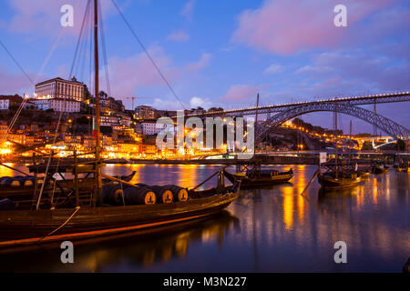 PORTO, PORTUGAL - 06, Oktober 2015: Panorama der Fluss Douro mit einem Vintage Port Transport der Boote in der Nacht. Stockfoto