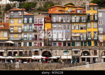 PORTO, Portugal, 06. Oktober 2015: Fassade in Ribeira, dem schönsten Viertel von Porto, Portugal. Einige der Fassaden sind dekoriert mit Stockfoto