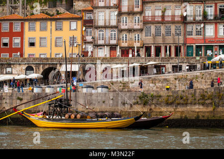 PORTO, Portugal, 06. Oktober 2015: Fassade in Ribeira, dem schönsten Viertel von Porto, Portugal. Einige der Fassaden sind dekoriert mit Stockfoto