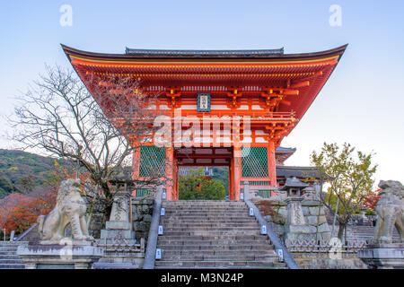 Deva Tor der Kiyomizu-dera in Kyoto. Stockfoto