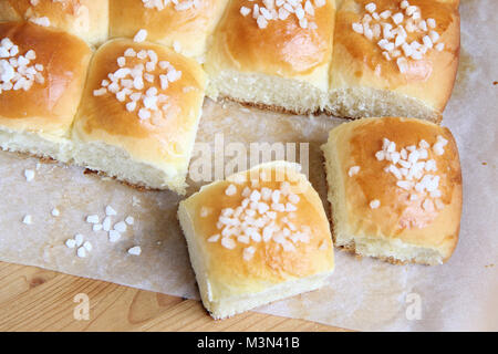Hausgemachter brioche auf Pergament Stockfoto