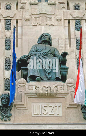 Liszt Ferenc Statue auf der Fassade der Magyar Királyi Pl Zeneakademia, Budapest, Ungarn Stockfoto