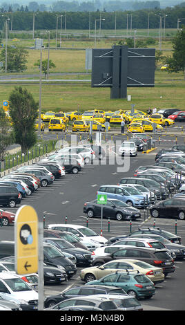 Parkplatz Ferenc Vornehmheiten International Airport, Budapest, Ungarn Stockfoto