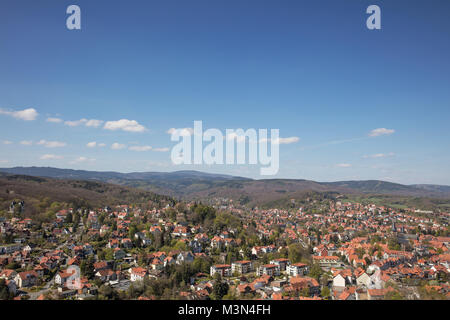 Stadt Wernigerode in Sachsen-Anhalt mit Aussicht auf den Berg Brocken Stockfoto