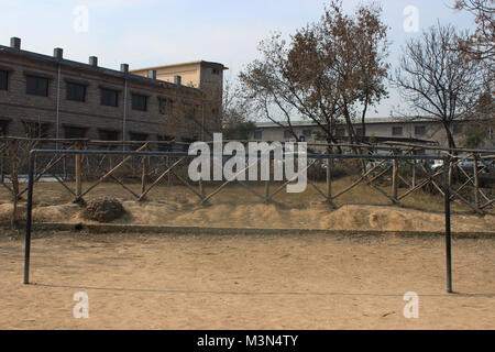 Fußballtor post ohne Netz in einem trockenen Fußballplatz, an einer Schule in Rawalpindi, Pakistan. Stockfoto