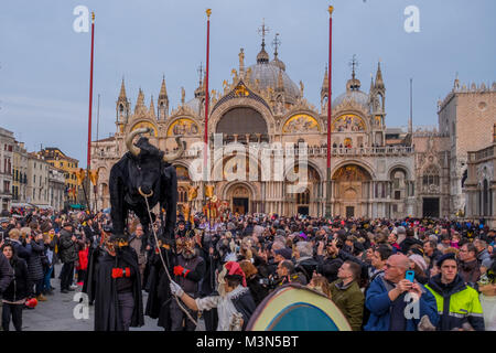 Venedig, Italien - 11. Februar: Menschen tragen Kostüme sorgen die traditionellen Veranstaltungen des Karnevals" und schneidet den Kopf des Stieres" und "Tanz der Masken Stockfoto