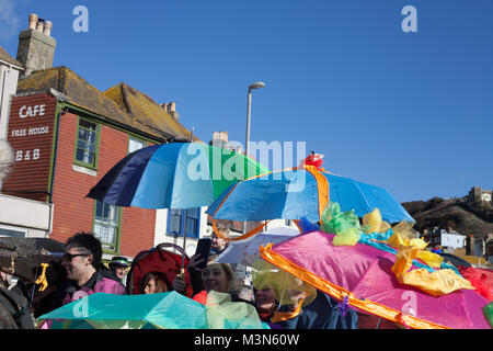 Regenschirm Parade während Fat Tuesday feiern in Hastings, East Sussex, Großbritannien Stockfoto