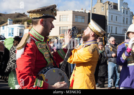 Musiker, die sich in Fetten Dienstag feiern in Hastings, East Sussex, Großbritannien Stockfoto