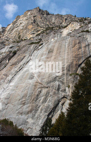 Granit Felsen und Berge tauchen über Yosemite Valley in Kalifornien Stockfoto