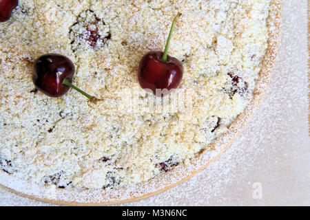 Streusel Kirschen tart Stockfoto