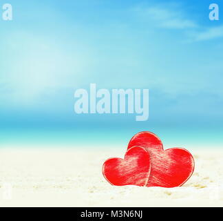 Zwei Herzen im Sommer Strand. Valentines Tag. Stockfoto