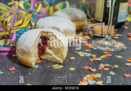 Karneval Donut mit Karneval Dekoration auf einer Schiefertafel Stockfoto