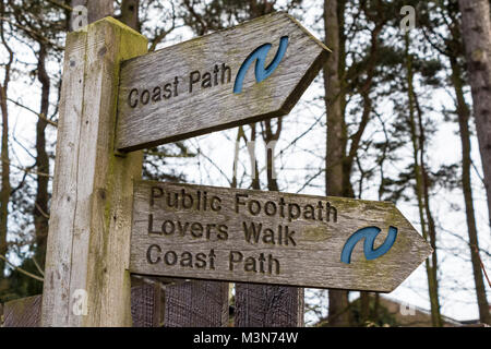 Zwei Wegweiser für Liebhaber und Coast Path auf der Northumberland Küste Fern Wanderweg Stockfoto