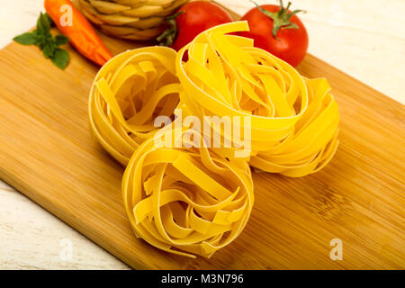 Rohe Fettucine Nudeln bereit für bowling Stockfoto