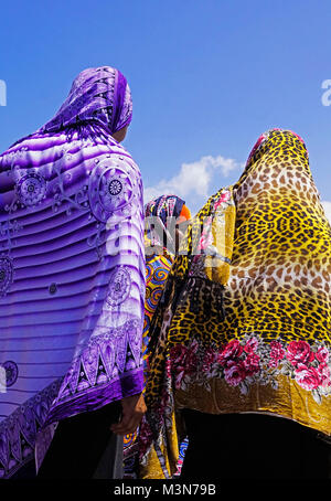 Farbenfrohe hijabs von drei Muslimische Frauen in der Sansibar Stone Town getragen. Stockfoto