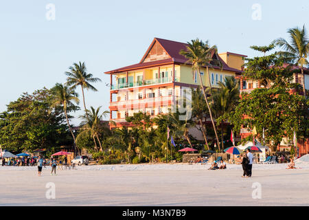 Langkawi, Malaysia, 21. Dezember 2017: Langkawi Beach mit einem Hotel im Hintergrund, während Sie den Sonnenuntergang Stockfoto