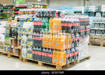 Kiew, Ukraine. 1. februar 2018. Paletten mit Coca-Cola Phantom und Sprite im Supermarkt Stockfoto