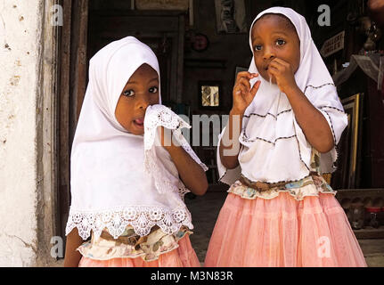 Zwei kleine muslimischen Schwestern hijabs tragen in der Sansibar Stone Town. Stockfoto