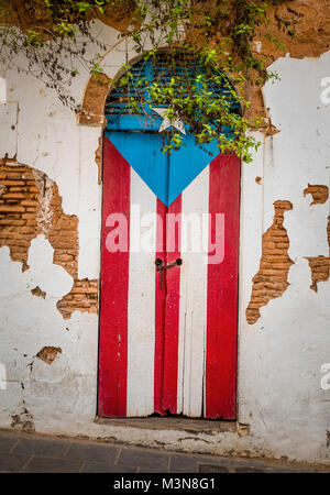 Tür eines zerstörten Haus in San Juan, Puerto Rico Stockfoto