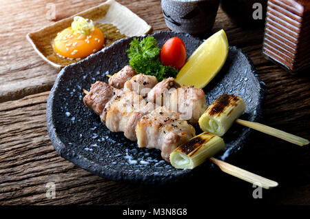 Butabara Yakitori oder Japanischen bacon Schweinefleisch grillen, mit Salz und Sauce servieren in izakaya Restaurant. Stockfoto