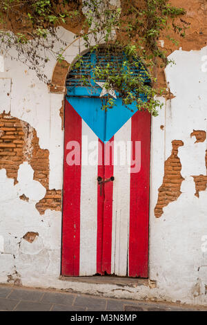 Tür eines zerstörten Haus in San Juan, Puerto Rico Stockfoto