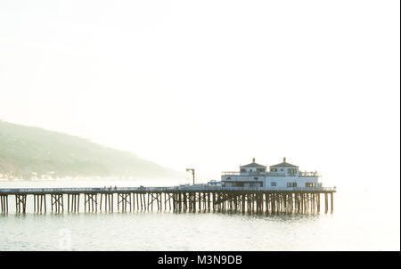 Malibu Pier in Kalifornien, USA, mit frühen Morgennebel Stockfoto