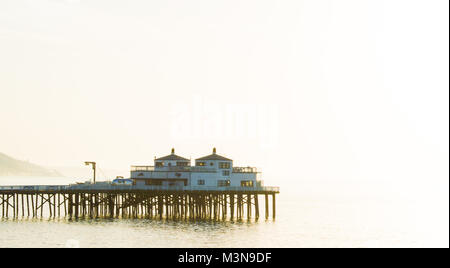 Malibu Pier in Kalifornien, USA, mit frühen Morgennebel Stockfoto