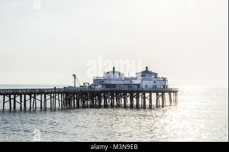 Sonnenlicht glitzern auf den Pazifischen Ozean durch frühen Morgennebel bei Malibu Pier in Kalifornien, USA Stockfoto