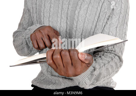Eine Nahaufnahme Bild eines afrikanischen amerikanischen Mann hält ein aufgeschlagenes Buch in der Hand und zeigen in einem Tempo, bei weißem Hintergrund Stockfoto