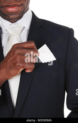 Ein schöner business Mann im dunklen Anzug und weißes Hemd und Krawatte seine Visitenkarte in der Tasche seines Anzug, weißem Hintergrund Stockfoto